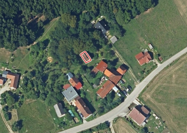 Starší rodinný dom s veľkorysým pozemkom a záhradou (1 032 m² spolu) – Šípkov