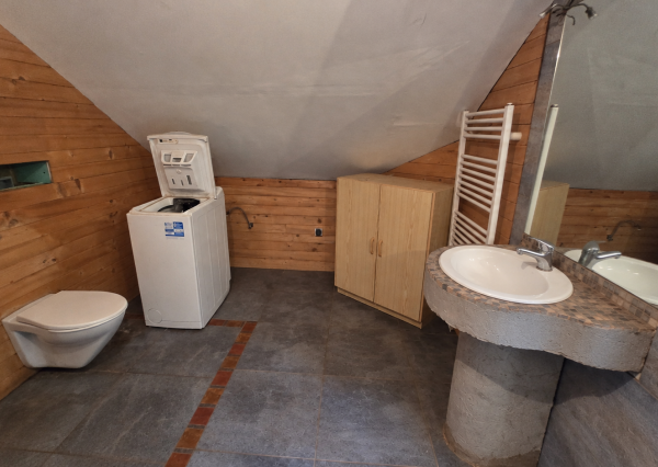 JEDINEČNÁ NEHNUTEĽNOSŤ POD HRADOM TEMATÍN – RODINNÝ DOM S POZEMKAMI O VÝMERE 13 046 m²