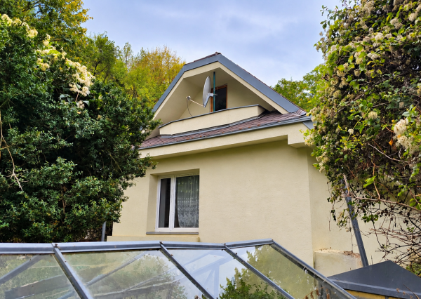 JEDINEČNÁ NEHNUTEĽNOSŤ POD HRADOM TEMATÍN – RODINNÝ DOM S POZEMKAMI O VÝMERE 13 046 m²