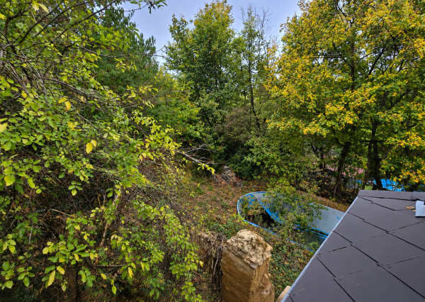 JEDINEČNÁ NEHNUTEĽNOSŤ POD HRADOM TEMATÍN – RODINNÝ DOM S POZEMKAMI O VÝMERE 13 046 m²