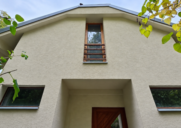 JEDINEČNÁ NEHNUTEĽNOSŤ POD HRADOM TEMATÍN – RODINNÝ DOM S POZEMKAMI O VÝMERE 13 046 m²