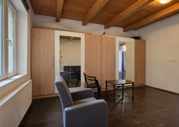 JEDINEČNÁ NEHNUTEĽNOSŤ POD HRADOM TEMATÍN – RODINNÝ DOM S POZEMKAMI O VÝMERE 13 046 m²