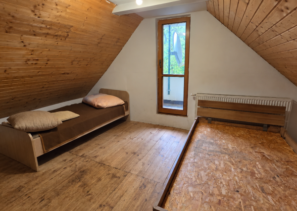 JEDINEČNÁ NEHNUTEĽNOSŤ POD HRADOM TEMATÍN – RODINNÝ DOM S POZEMKAMI O VÝMERE 13 046 m²