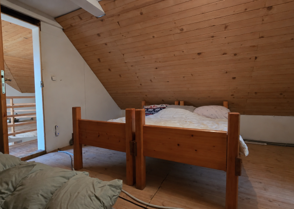 JEDINEČNÁ NEHNUTEĽNOSŤ POD HRADOM TEMATÍN – RODINNÝ DOM S POZEMKAMI O VÝMERE 13 046 m²