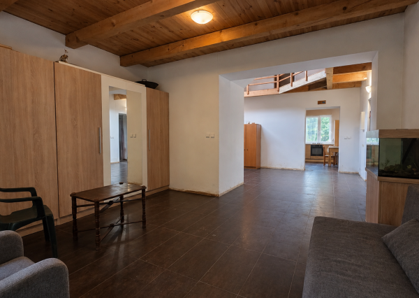 JEDINEČNÁ NEHNUTEĽNOSŤ POD HRADOM TEMATÍN – RODINNÝ DOM S POZEMKAMI O VÝMERE 13 046 m²