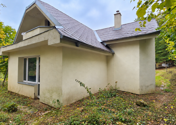 JEDINEČNÁ NEHNUTEĽNOSŤ POD HRADOM TEMATÍN – RODINNÝ DOM S POZEMKAMI O VÝMERE 13 046 m²