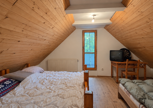 JEDINEČNÁ NEHNUTEĽNOSŤ POD HRADOM TEMATÍN – RODINNÝ DOM S POZEMKAMI O VÝMERE 13 046 m²