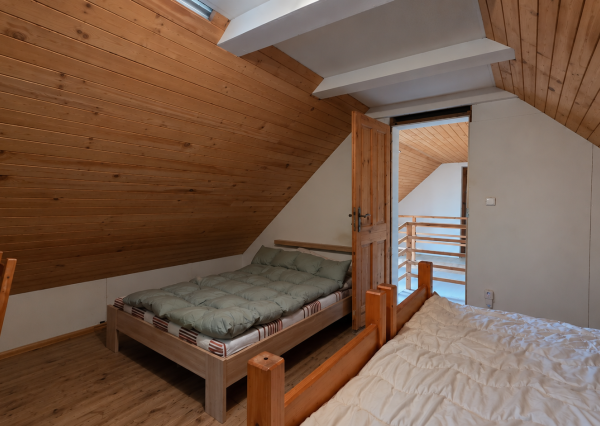 JEDINEČNÁ NEHNUTEĽNOSŤ POD HRADOM TEMATÍN – RODINNÝ DOM S POZEMKAMI O VÝMERE 13 046 m²
