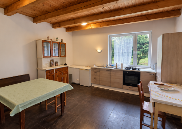 JEDINEČNÁ NEHNUTEĽNOSŤ POD HRADOM TEMATÍN – RODINNÝ DOM S POZEMKAMI O VÝMERE 13 046 m²