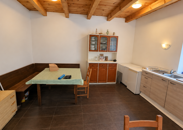 JEDINEČNÁ NEHNUTEĽNOSŤ POD HRADOM TEMATÍN – RODINNÝ DOM S POZEMKAMI O VÝMERE 13 046 m²