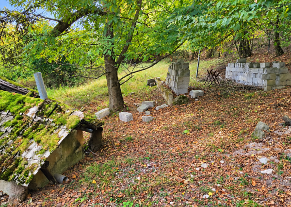 JEDINEČNÁ NEHNUTEĽNOSŤ POD HRADOM TEMATÍN – RODINNÝ DOM S POZEMKAMI O VÝMERE 13 046 m²