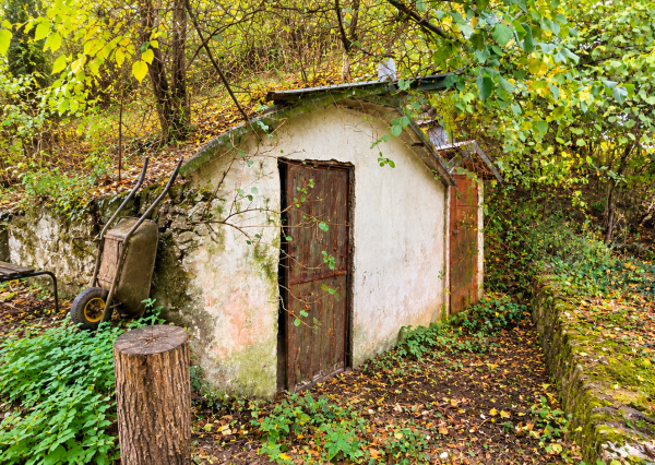 JEDINEČNÁ NEHNUTEĽNOSŤ POD HRADOM TEMATÍN – RODINNÝ DOM S POZEMKAMI O VÝMERE 13 046 m²