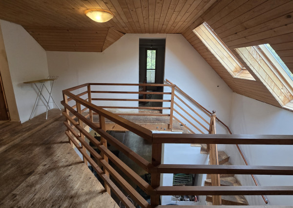 JEDINEČNÁ NEHNUTEĽNOSŤ POD HRADOM TEMATÍN – RODINNÝ DOM S POZEMKAMI O VÝMERE 13 046 m²
