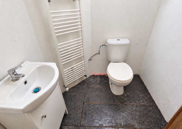 JEDINEČNÁ NEHNUTEĽNOSŤ POD HRADOM TEMATÍN – RODINNÝ DOM S POZEMKAMI O VÝMERE 13 046 m²