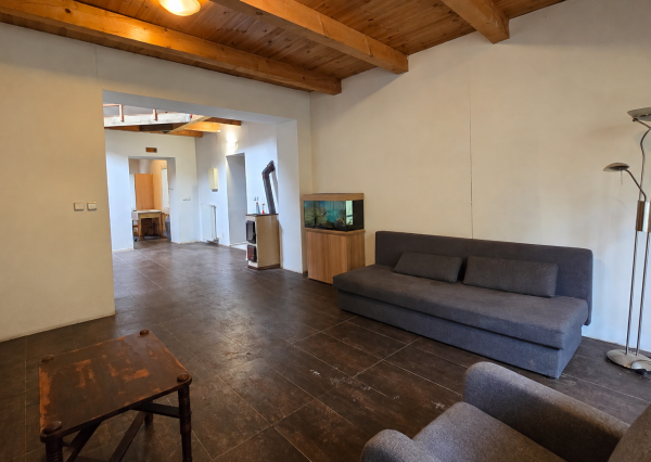 JEDINEČNÁ NEHNUTEĽNOSŤ POD HRADOM TEMATÍN – RODINNÝ DOM S POZEMKAMI O VÝMERE 13 046 m²