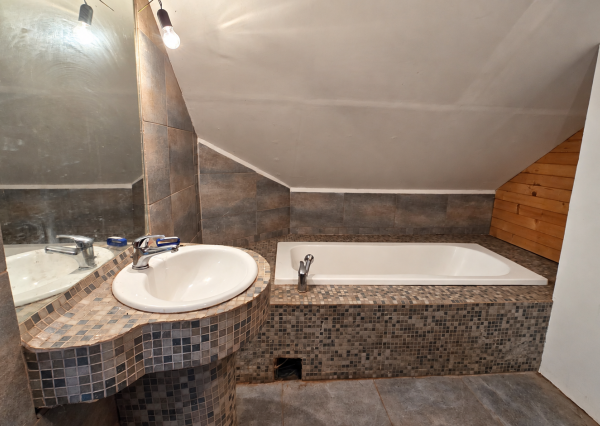 JEDINEČNÁ NEHNUTEĽNOSŤ POD HRADOM TEMATÍN – RODINNÝ DOM S POZEMKAMI O VÝMERE 13 046 m²