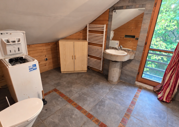 JEDINEČNÁ NEHNUTEĽNOSŤ POD HRADOM TEMATÍN – RODINNÝ DOM S POZEMKAMI O VÝMERE 13 046 m²