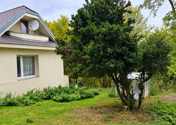 JEDINEČNÁ NEHNUTEĽNOSŤ POD HRADOM TEMATÍN – RODINNÝ DOM S POZEMKAMI O VÝMERE 13 046 m²