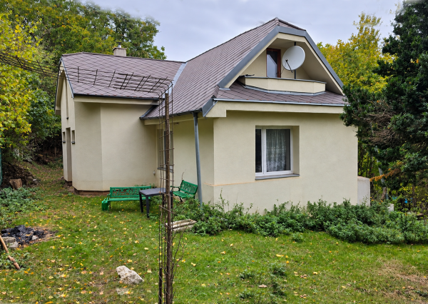 JEDINEČNÁ NEHNUTEĽNOSŤ POD HRADOM TEMATÍN – RODINNÝ DOM S POZEMKAMI O VÝMERE 13 046 m²