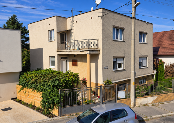 6-izbový rodinný dom s krásnou okrasnou záhradou – Piešťany, Floreát