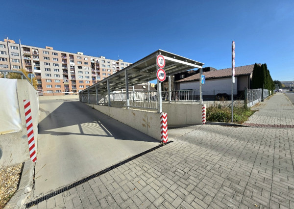 NA PRENÁJOM BÁNOVCE NAD BEBRAVOU -OBCHODNÝ PRIESTOR 100 m²