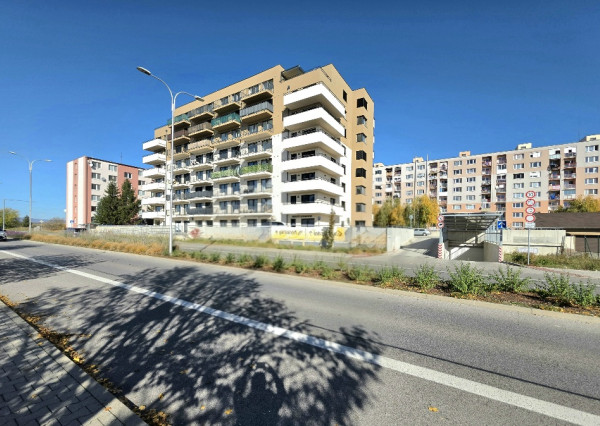 NA PRENÁJOM BÁNOVCE NAD BEBRAVOU -OBCHODNÝ PRIESTOR 100 m²