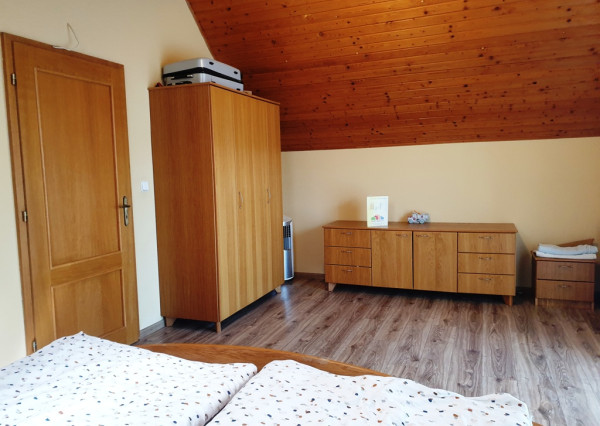 ** NA PREDAJ: Zariadený dvojpodlažný rodinný dom s garážou a letnou kuchyňou – Dolné Srnie **