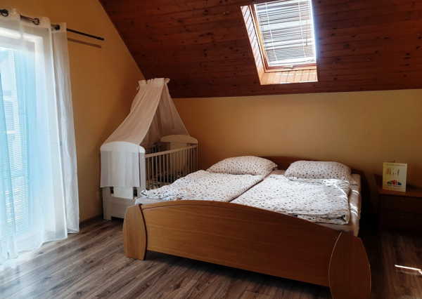 ** NA PREDAJ: Zariadený dvojpodlažný rodinný dom s garážou a letnou kuchyňou – Dolné Srnie **