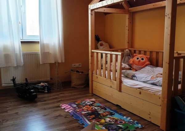 ** NA PREDAJ: Zariadený dvojpodlažný rodinný dom s garážou a letnou kuchyňou – Dolné Srnie **
