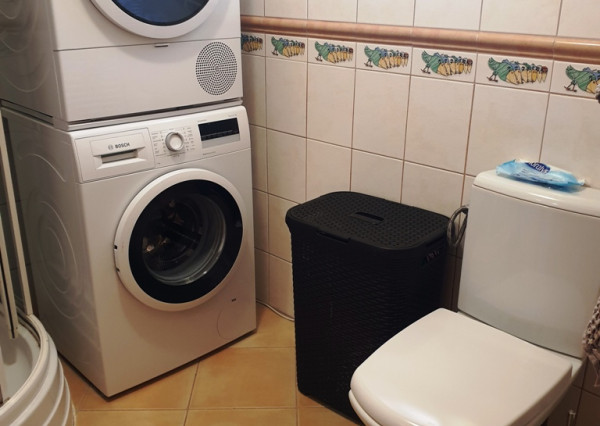 ** NA PREDAJ: Zariadený dvojpodlažný rodinný dom s garážou a letnou kuchyňou – Dolné Srnie **