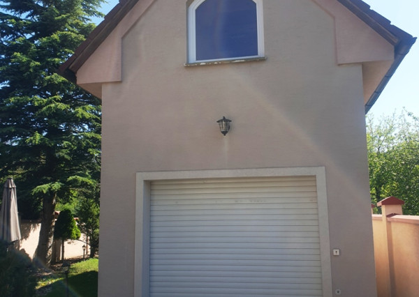 ** NA PREDAJ: Zariadený dvojpodlažný rodinný dom s garážou a letnou kuchyňou – Dolné Srnie **
