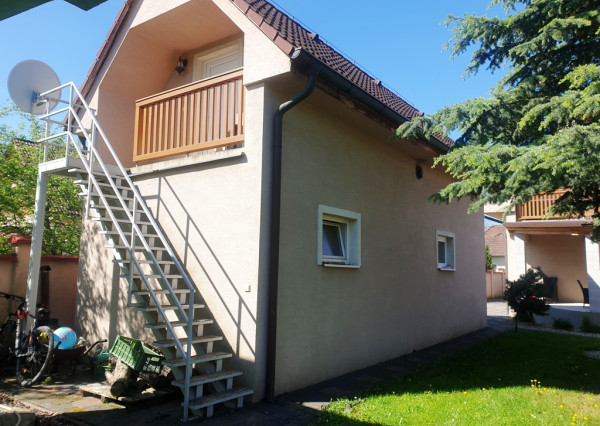 ** NA PREDAJ: Zariadený dvojpodlažný rodinný dom s garážou a letnou kuchyňou – Dolné Srnie **