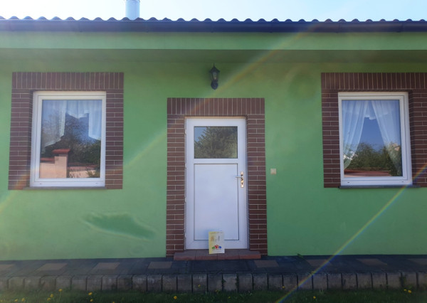 ** NA PREDAJ: Zariadený dvojpodlažný rodinný dom s garážou a letnou kuchyňou – Dolné Srnie **