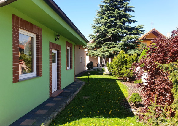 ** NA PREDAJ: Zariadený dvojpodlažný rodinný dom s garážou a letnou kuchyňou – Dolné Srnie **