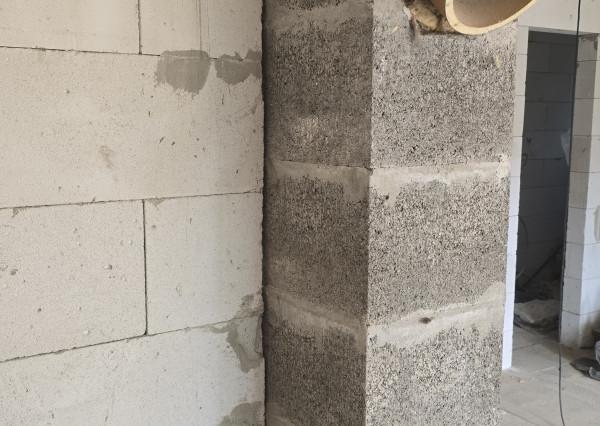 PRIESTRANNÝ RODINNÝ DOM MORAVANY N/V – UZAVRETÁ HRUBÁ STAVBA, GARÁŽ, VŠETKY SIETE