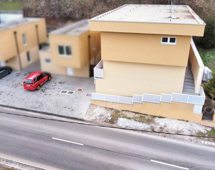 Trojizbový mezonetový byt 70m2, Banka