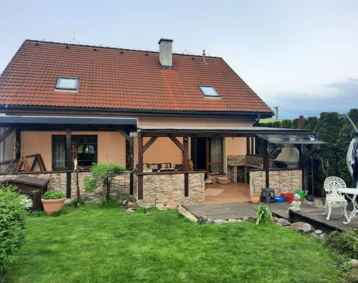 6 izbový rodinný dom v obci Mikušovce  , pozemok 1048 m2