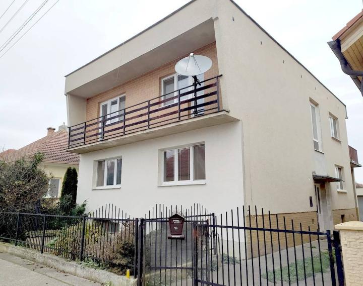 Priestranný rodinný dom s garážou, Vrbové