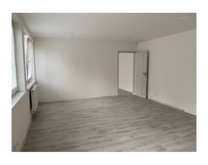 Kancelárske a prevádzkové priestory- Dubnica nad Váhom (52 m2, 104 m2)