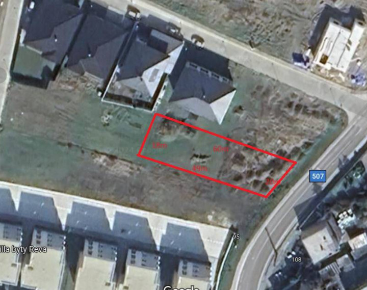 Slnečný stavebný pozemok 950m2, Banka