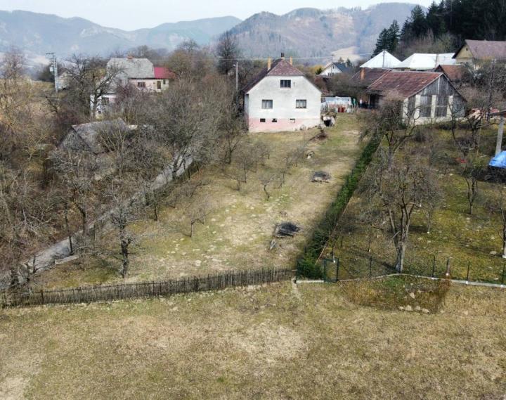 Rodinný Dom Košecké Podhradie, pozemok 1980 m2 , garáž a stodola