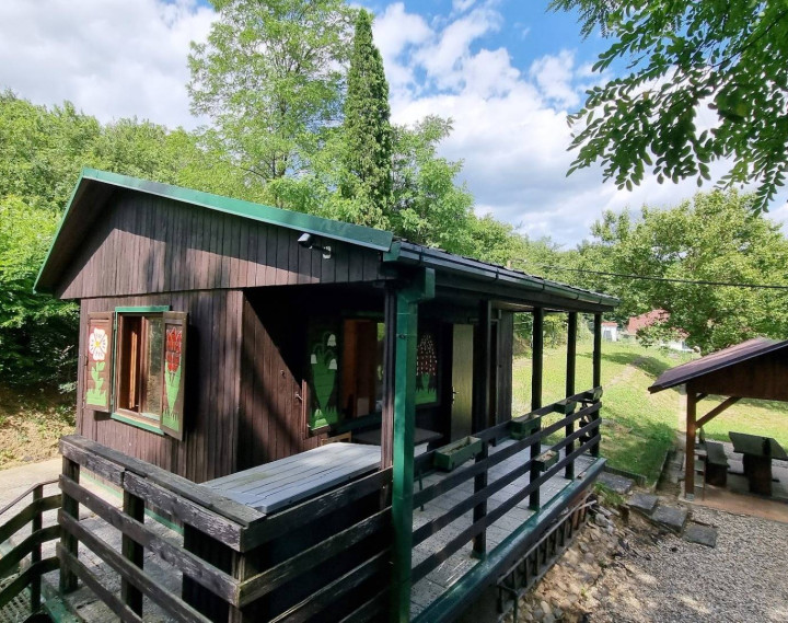 *VIDEO* Romantická chatka s čarovnou záhradou, Ratnovce pri Piešťanoch