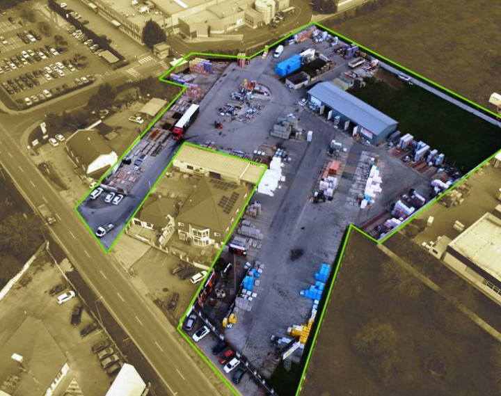 Priemyselný areál 11 000 m2 s montovanou halou 340 m2 - Nové Mesto n/V