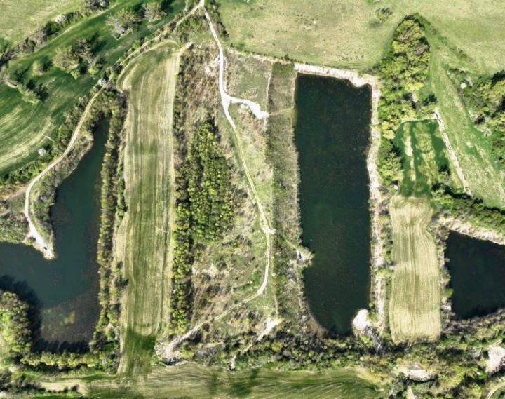 Rekreačný pozemok s troma jazerami o výmere 10ha - Zelená Voda, Beckov