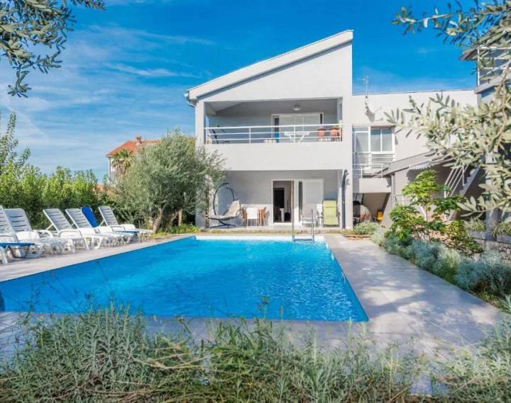 Chorvátsko - 6 izbový apartmánový dom pri Zadare, Sukošan