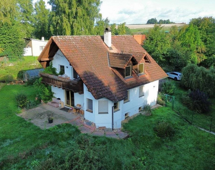 Rodinný dom 5+1 s dvojgarážou a pozemkom 2771 m², okres Domažlice (ČR)