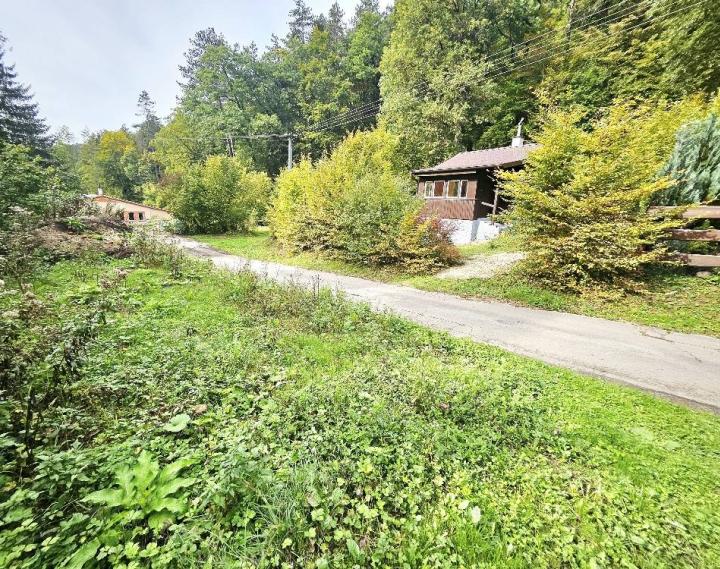 REKREAČNÁ CHATA-34m2 /UHROVEC- STRIEBORNICA/POZEMOK 491 m