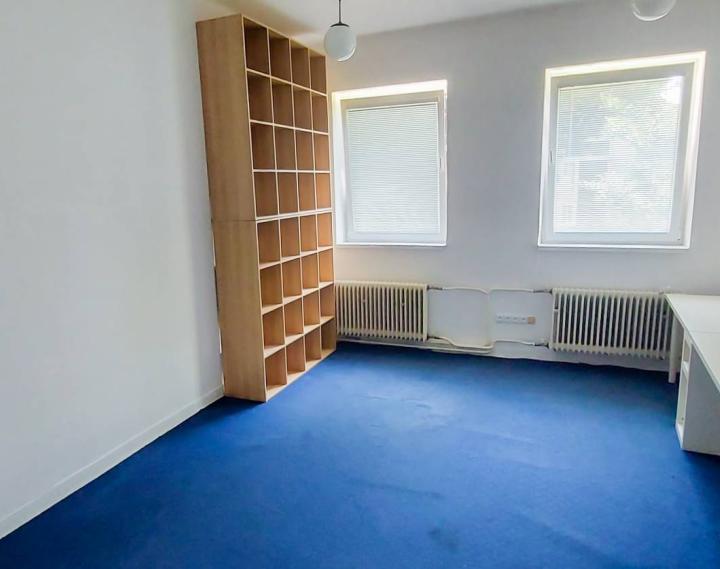 Na prenájom kancelária, 19 m², Herlianska ulica, Ružinov, ihneď voľná