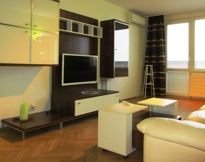 REZERVOVANÉ! Prenájom veľký 2 izbový byt 67m2 s dvomi balkónmi Nitra