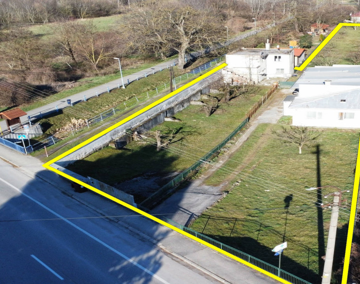 EXKLUZÍVNE – INVESTIČNÝ POZEMOK 2 700 m² | BANKA PRI PIEŠŤANOCH | SOCIÁLNE SLUŽBY, OBČIANSKA VYBAVENOSŤ, BÝVANIE